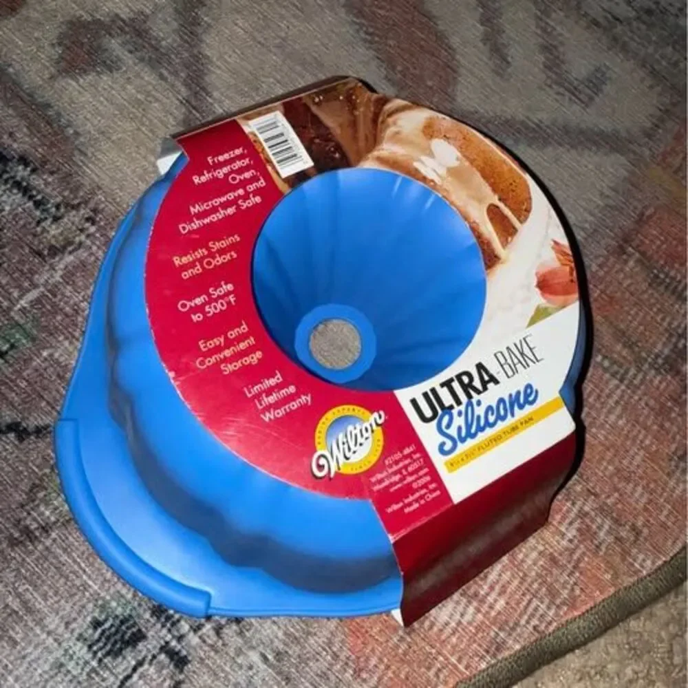 Wilton Ultra-Bake Silicone Fluted Tube Pan Bundt pan